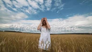 红发女孩穿着白色连衣裙在麦田里微笑着可爱的微笑，一张完美的广告图片